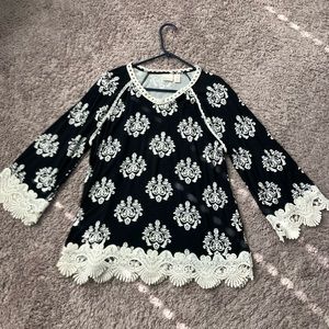 Chicos size 1 black/off with accent lace top